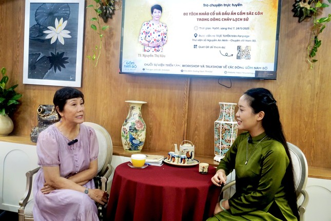 TS Nguyễn Thị Hậu (bên trái) giao lưu trực tuyến với khán giả.