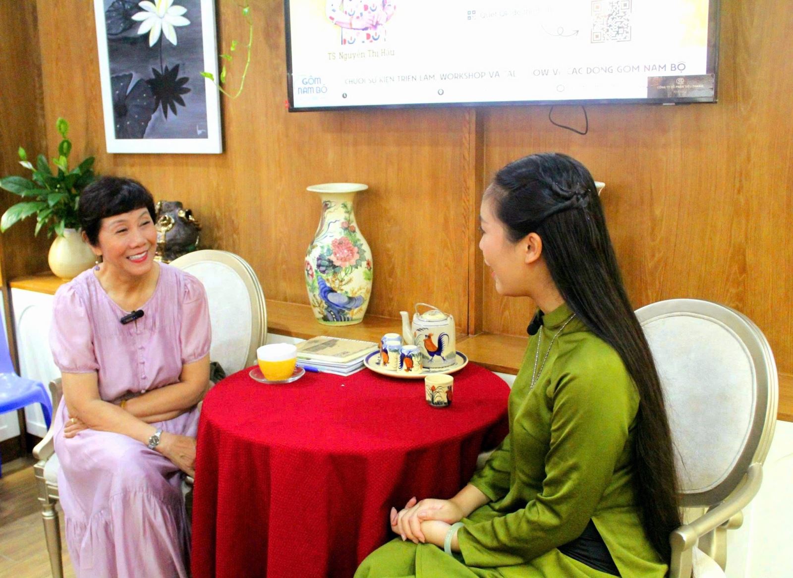 Tiến sĩ khảo cổ học Nguyễn Thị Hậu tại buổi trò chuyện chuyên đề.