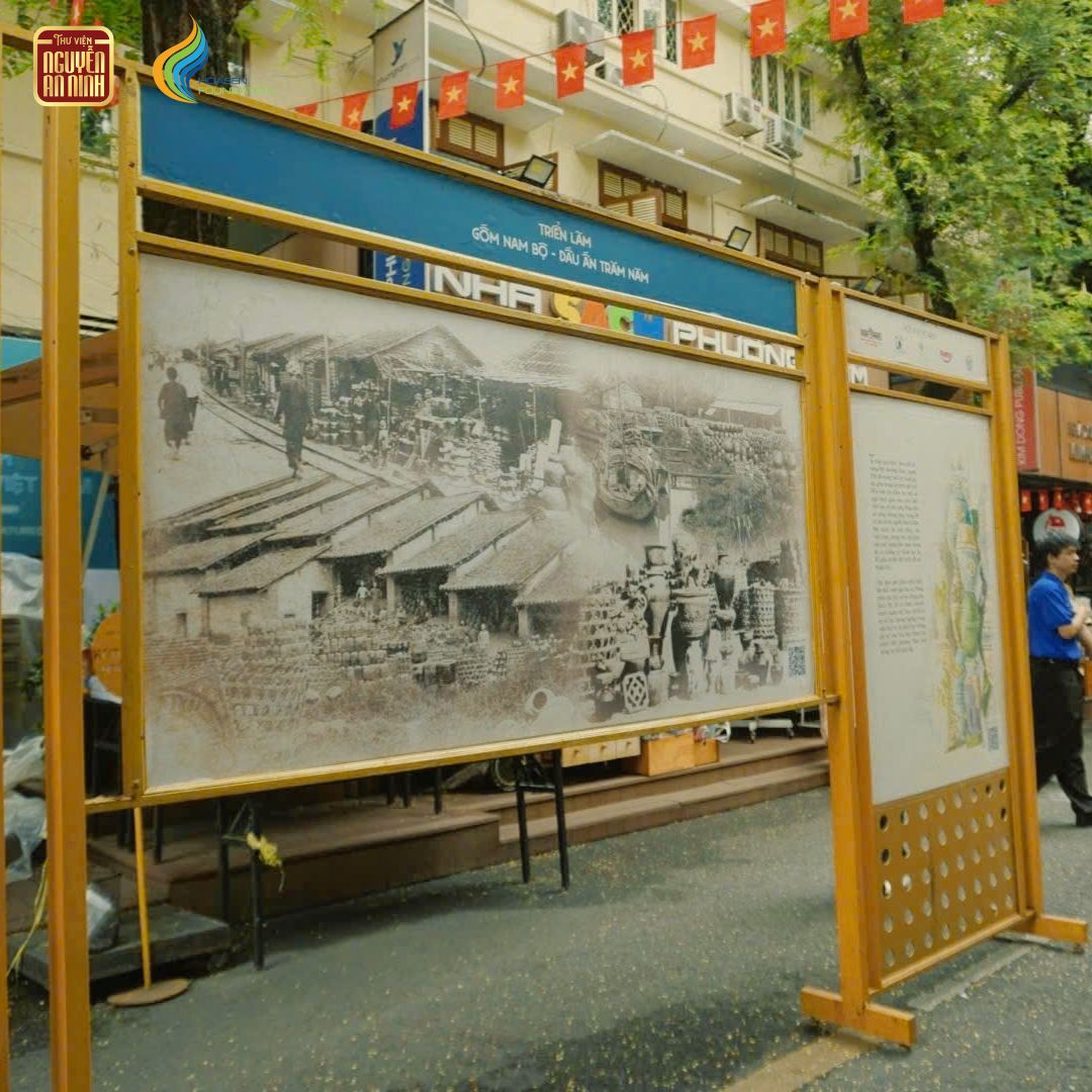 Không gian trưng bày triển lãm gốm Nam Bộ tại Đường sách Nguyễn Văn Bình.