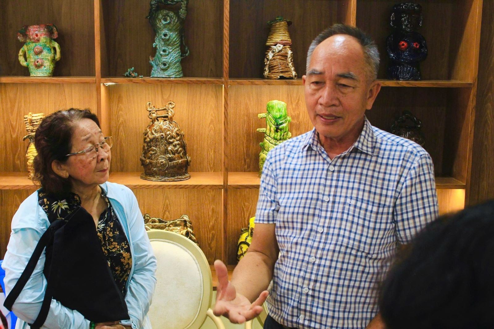 Nhà sưu tầm Nguyễn Hữu Phúc, Chủ tịch Hội cổ vật Thuận An, chia sẻ về gốm Lái Thiêu.
