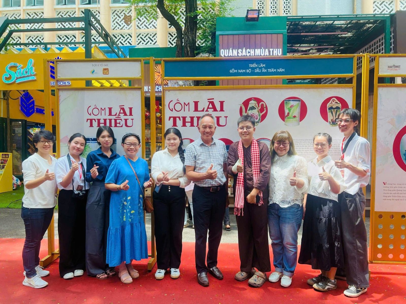 Các chuyên gia, nhà nghiên cứu chụp ảnh lưu niệm cùng các bạn trẻ.